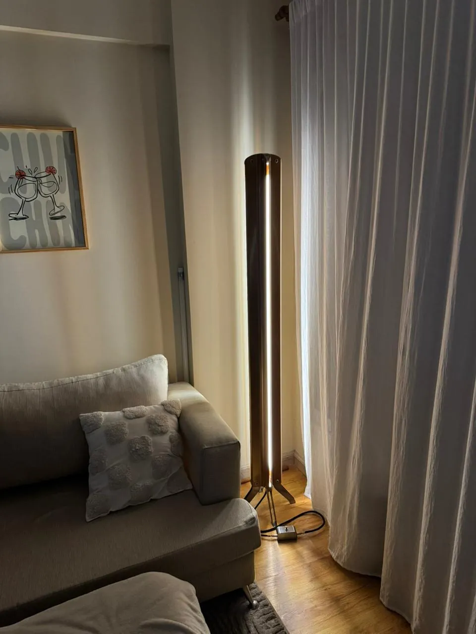 Lámpara junto a una ventana